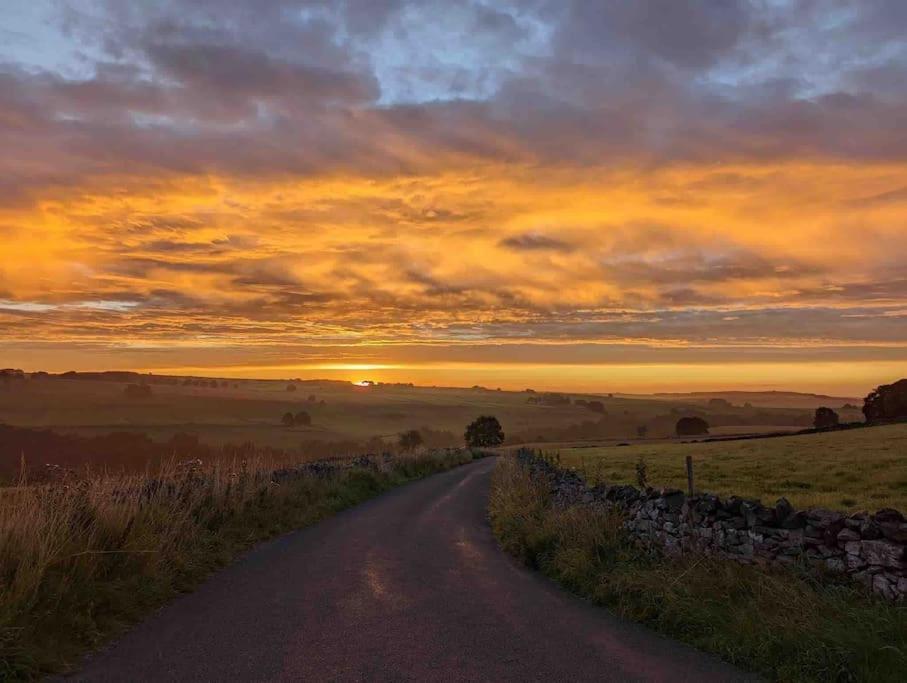 Gorgeous Cozy Cottage With A Heritage Feel, Walks, Pubs & Wood Burner Tideswell Bagian luar foto